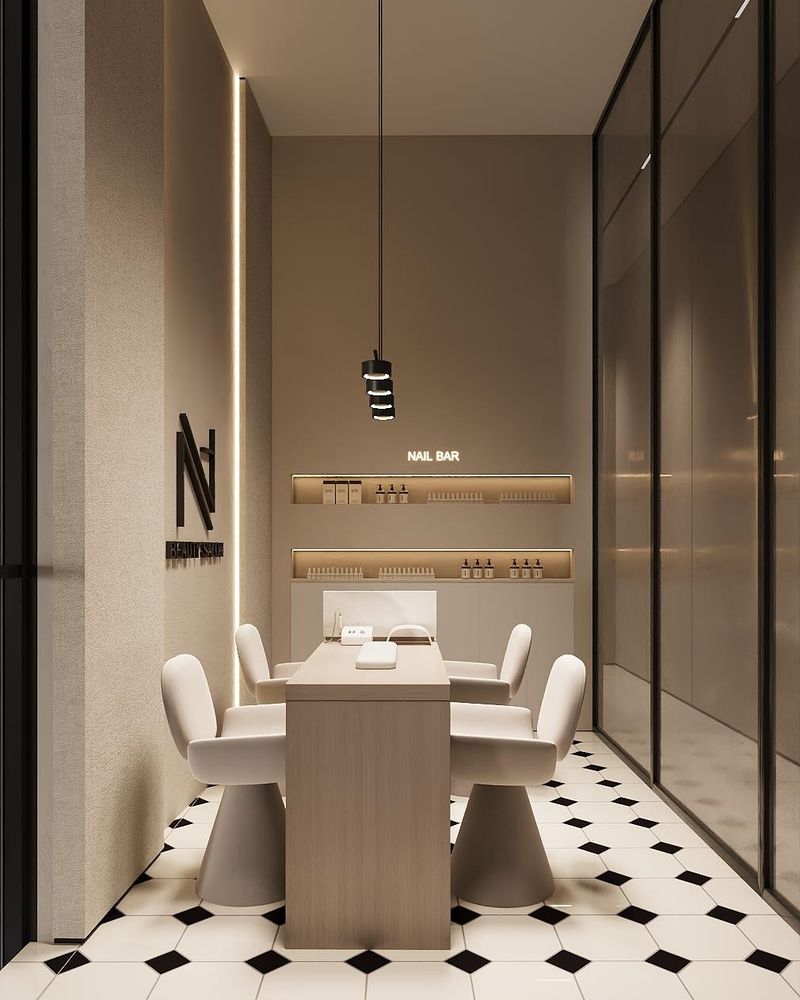 Nail bar